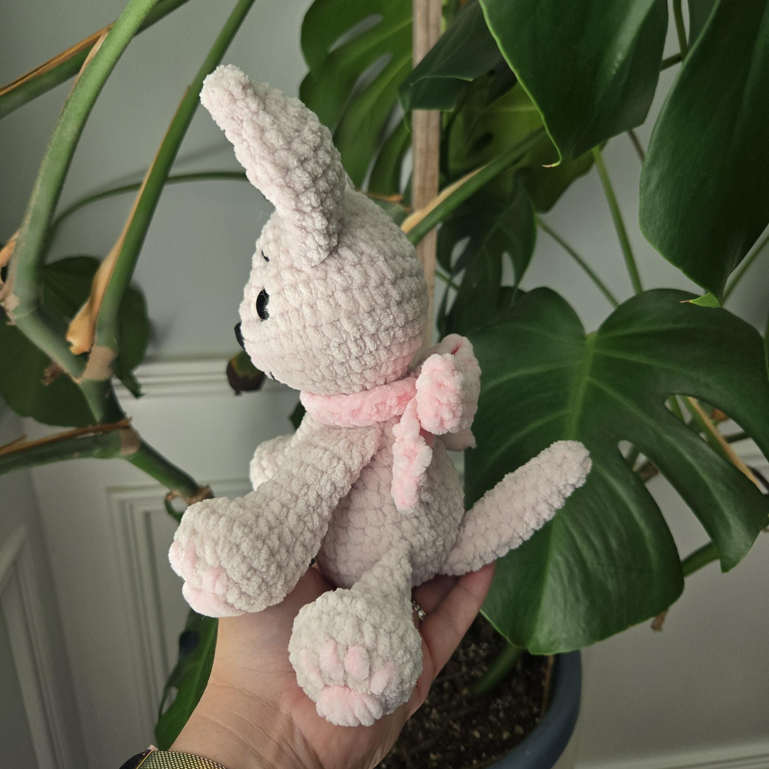 Crochet Chihuahua Plush: Cream Amigurumi Puppy with Pink Bow, Dog Lover Gift.