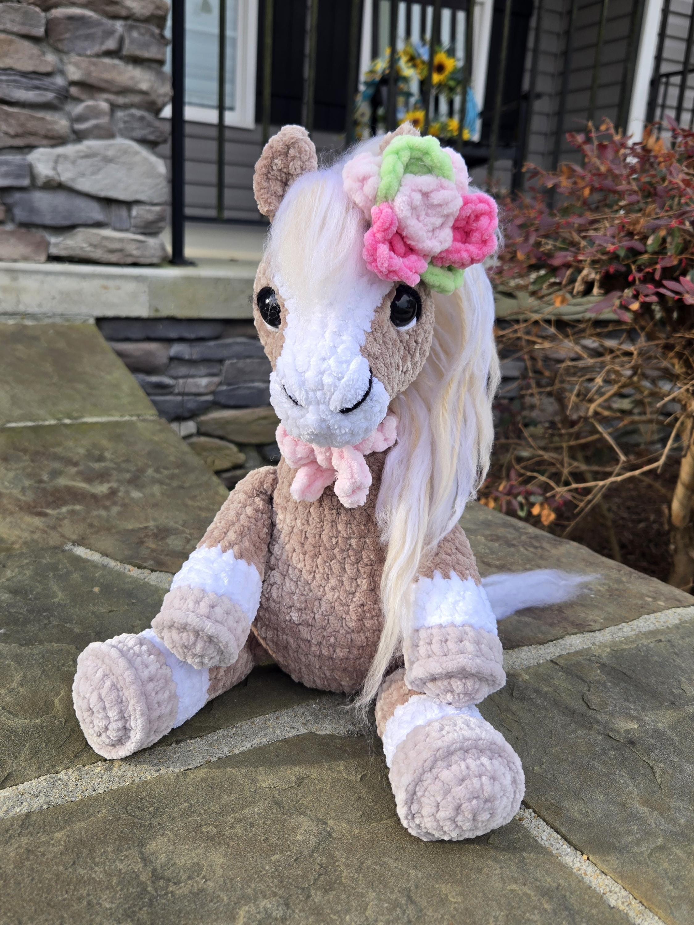 Hand-Crocheted Palomino Horse Plush Toy with Pink Flowers and Bows – Amigurumi Stuffed Animal.