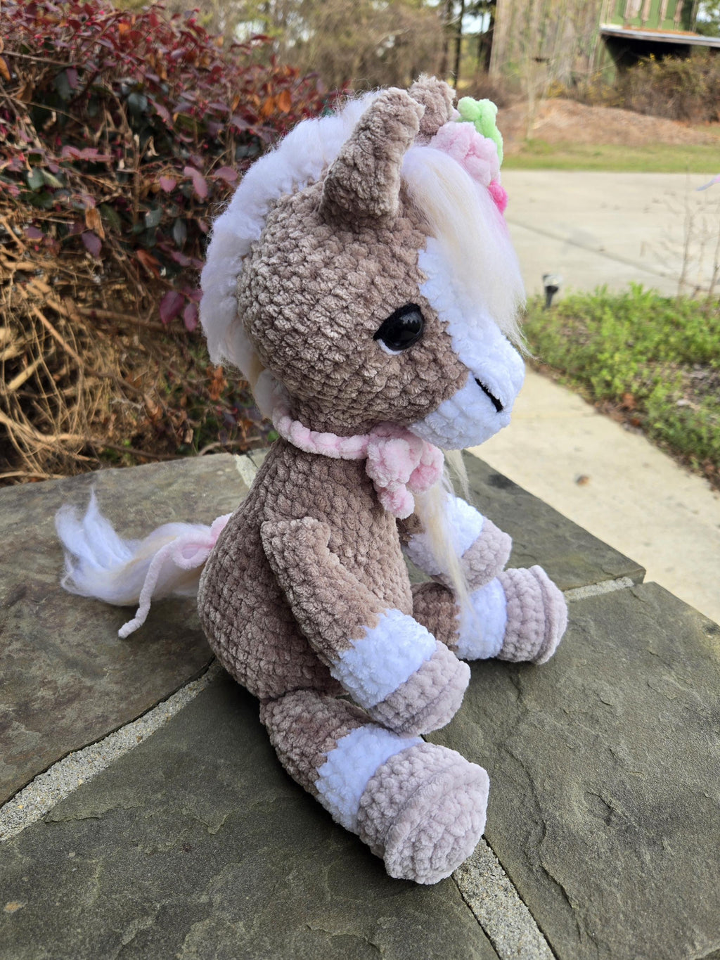 Hand-Crocheted Palomino Horse Plush Toy with Pink Flowers and Bows – Amigurumi Stuffed Animal.