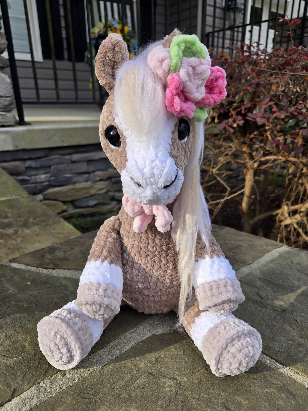 Hand-Crocheted Palomino Horse Plush Toy with Pink Flowers and Bows – Amigurumi Stuffed Animal.