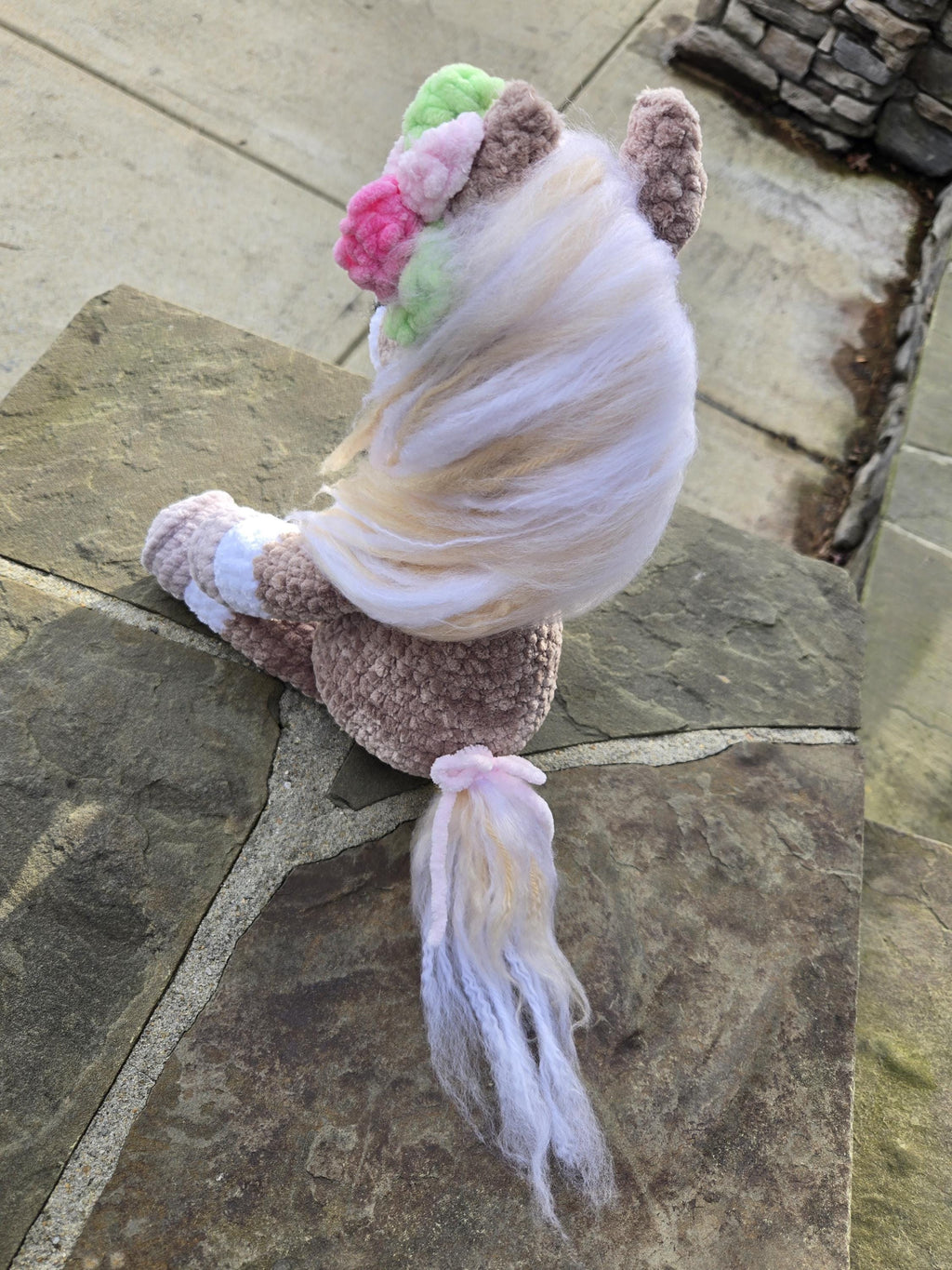 Hand-Crocheted Palomino Horse Plush Toy with Pink Flowers and Bows – Amigurumi Stuffed Animal.